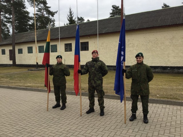 Litevská a česká vlajka vedle vlajky NATO 