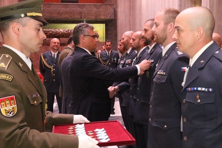 Příslušníci leteckých poradních týmů převzali medaile za mise v Afghánistánu a Iráku