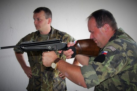 Generál Zoltán Bubeník si vyzkoušel střelbu z uspávací zbraně