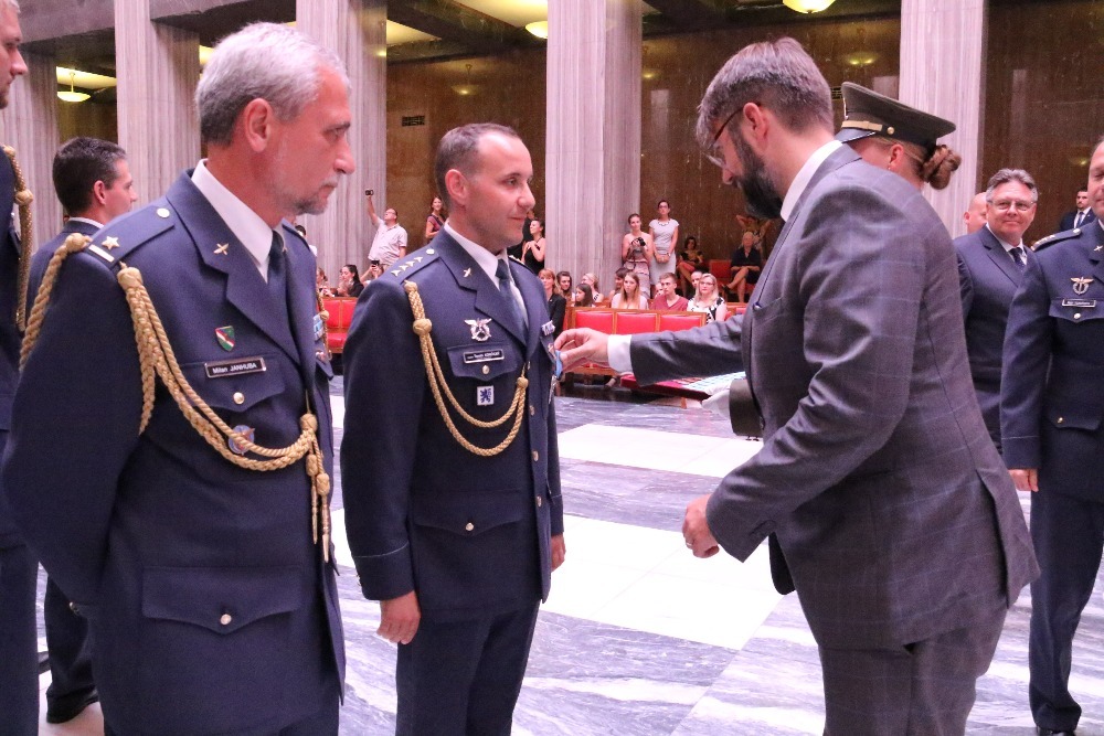 Jakub Landovský předává vyznamenání