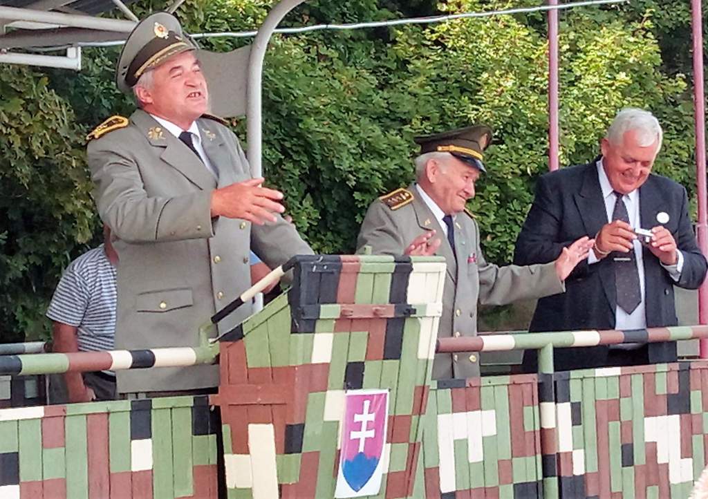 Generálmajor.v.v. Ludovít Gál velitel školy, plk.v.v.František Hvalčák poslední velitel VSOŠ, organizátor setkání pplk. Miloslav Prskavec 