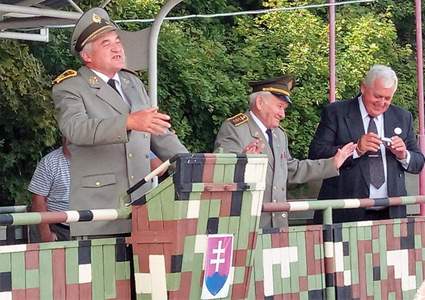 Generálmajor.v.v. Ludovít Gál velitel školy, plk.v.v.František Hvalčák poslední velitel VSOŠ, organizátor setkání pplk. Miloslav Prskavec 