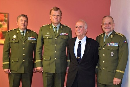 Generál Pezl oslavil devadesáté narozeniny