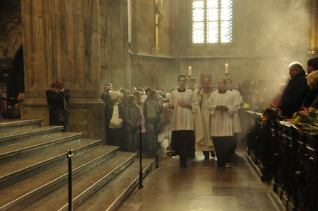  Příchod duchovních na mši