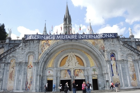 Česká delegace ve francouzských Lurdech vzpomněla na padlé vojáky i jejich rodiny