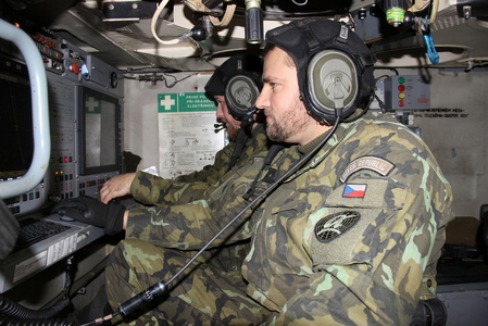 Strakoničtí vojáci s řídícími a naváděcími radiolokátory SURN CZ se zdokonalovali v zachytávání vzdušných cílů v podmínkách radioelektronického rušení