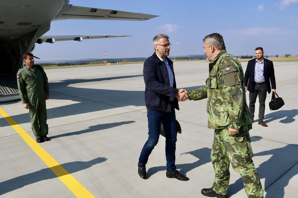 Náčelník Generálního štábu AČR generálporučík Aleš Opata na letecké základně přivítal ministra obrany Lubomíra Metnara