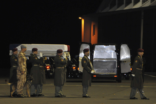 Ilustrační obrázek ke článkuS padlým vojákem se na kbelském letišti rozloučil ministr obrany, prezident České republiky a další činitelé