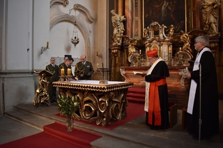 Npor. František Hruška podepisuje slib vojenského kaplana.