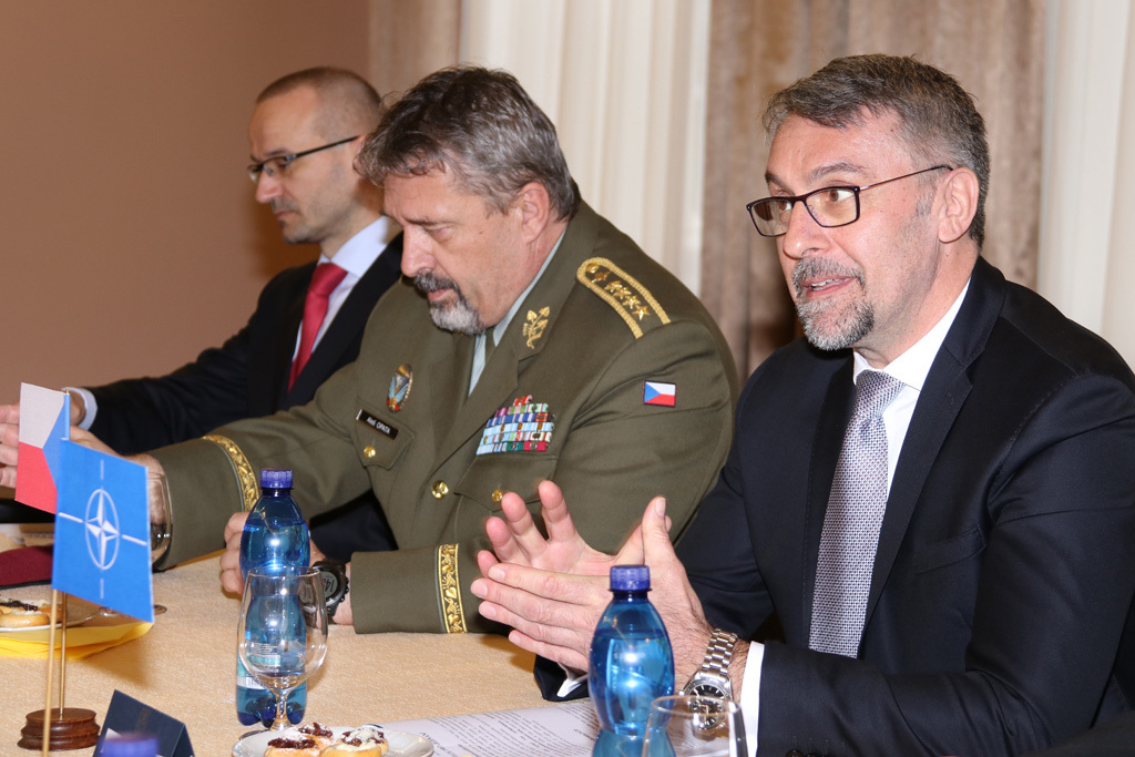 Ministr obrany Lubomír Metnar a náčelník Generálního štábu AČR armádní generál Aleš Opata při jednání s hosty 