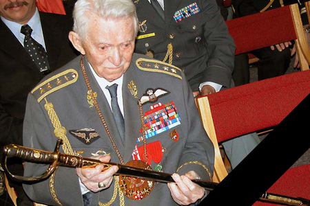 Generálu Peřinovi byl odhalen památník ve tvaru Spitfiru, na němž létal