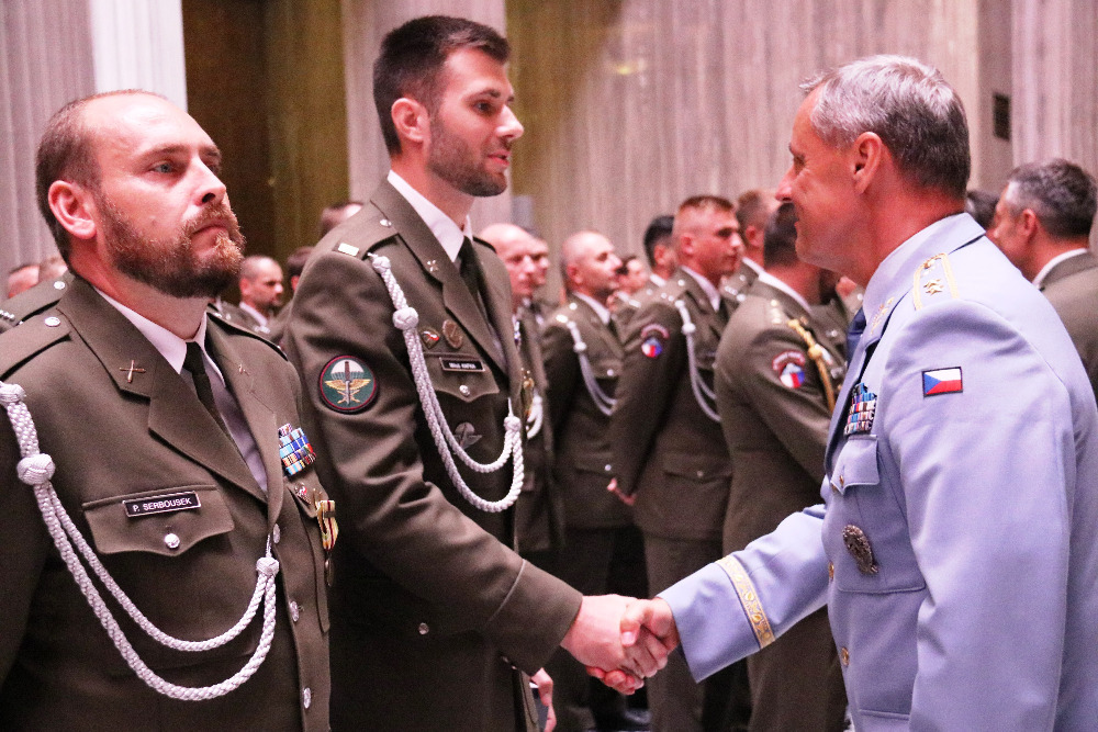 Generál Verner blahopřeje vyznamenaným vojákům