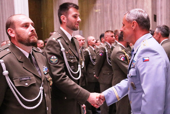 Generál Verner blahopřeje vyznamenaným vojákům