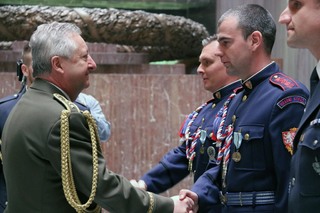 Generál Zůna gratuluje příslušníkovi Hradní stráže, který byl v Afghánistánu členem jednotky Guardian Angels. 