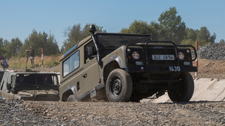  Řidiči Land Rover Defender 90 zdolávají jednu z překážek