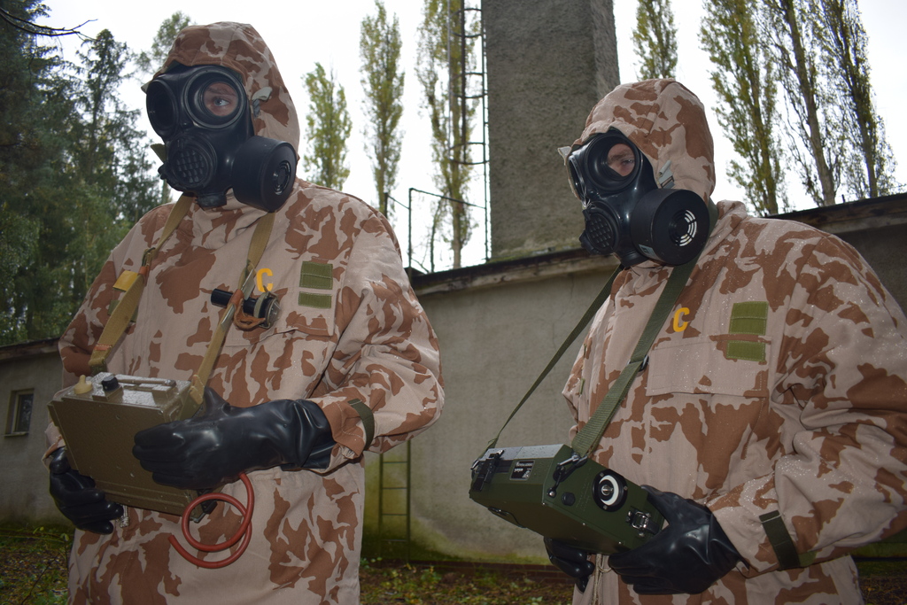 Činnost s chemickým průkazníkem CHP - 71, CHP-5. Cvičící mají oblečený Filtrační ochranný oblek FOP - 96