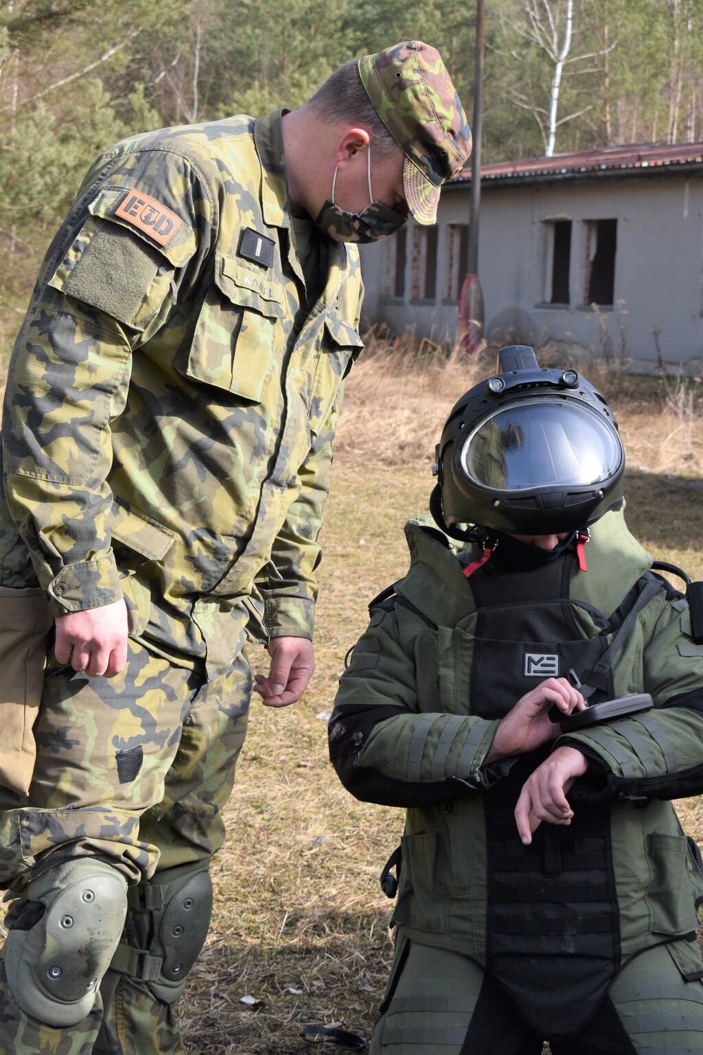 pyrotechnik v obleku EOD 10 při výcviku