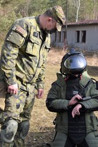 pyrotechnik v obleku EOD 10 při výcviku