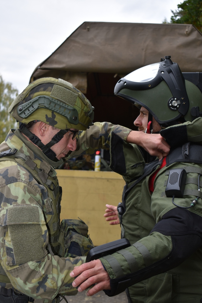 Strojení do pyrotechnického obleku EOD-10