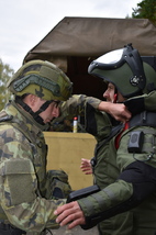 Strojení do pyrotechnického obleku EOD-10