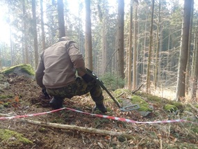 Ženista – asanátor při detekování obrysů nálezu s detektorem GARRET