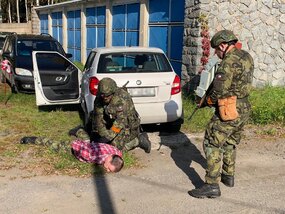  Vojáci aktivní zálohy procvičovali nejen činnosti spojené s ochranou a střežením objektu, ale zaměřili se také na řešení nestandardních situací