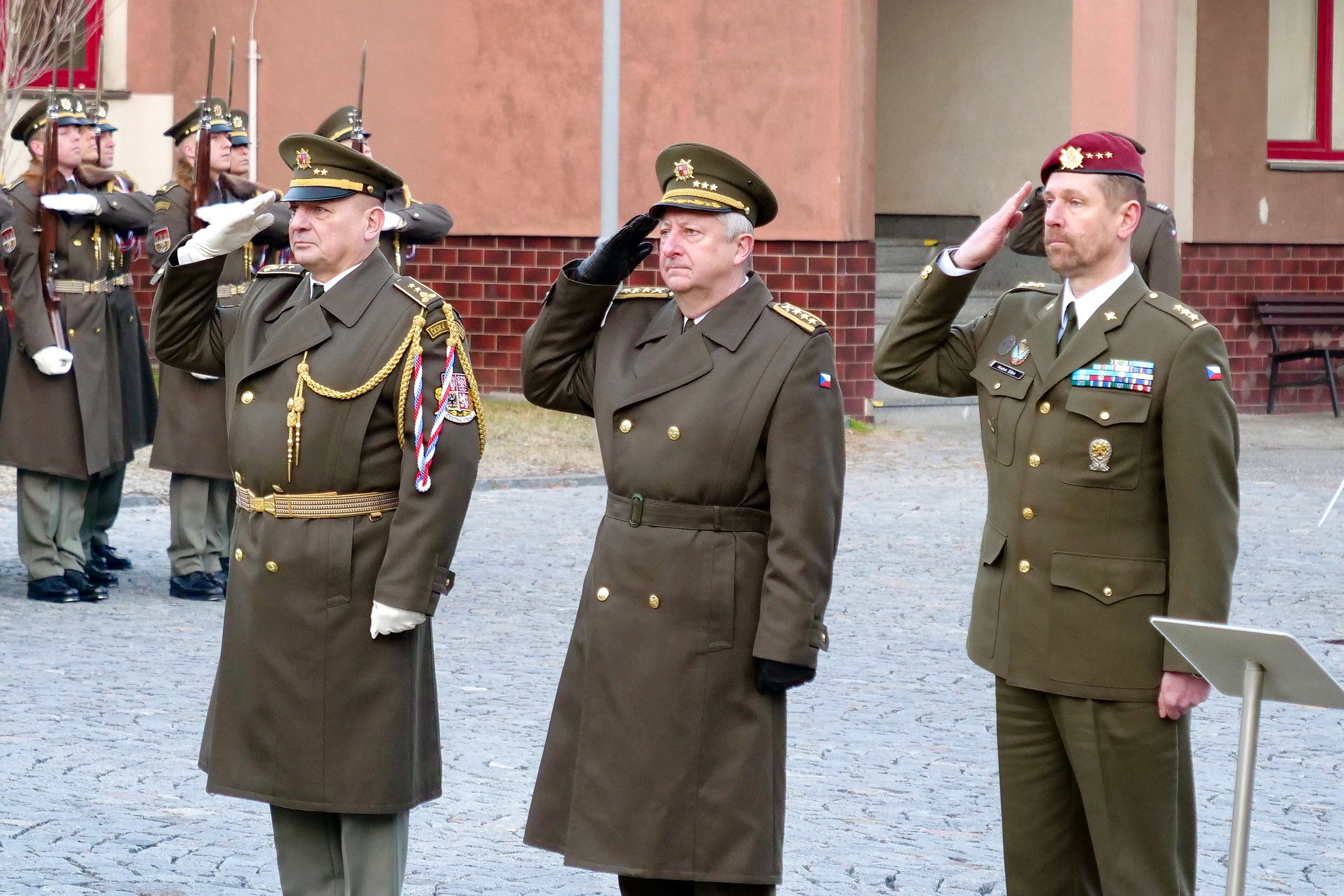 První zástupce náčelníka Generálního štábu Armády ČR generálporučík Jaromír Zůna, velitel PVP plukovník Radek Šíba a zástupce velitele PVP podplukovník Ján Kotvas během pietní vzpomínky na armádního generála Tomáše Sedláčka. 