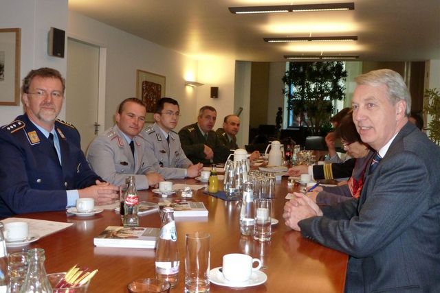 Vojáci se zúčastnili pracovní schůzky s Fricem Güntherem, vedoucím referátu pro zásadní otázky Úřadu zmocněnce pro otázky německých ozbrojených sil