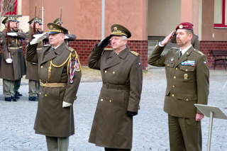 První zástupce náčelníka Generálního štábu Armády ČR generálporučík Jaromír Zůna, velitel PVP plukovník Radek Šíba a zástupce velitele PVP podplukovník Ján Kotvas během pietní vzpomínky na armádního generála Tomáše Sedláčka. 