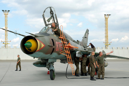 První zahraniční letouny na letišti v Sedleci