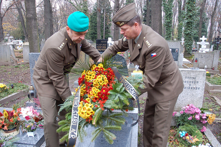 Posluchači kurzu generálního štábu uctili památku generála Klapálka