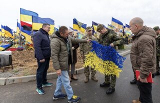 Dar ukrajinského válečného veterána - ukrajinská vlajka z maskovací látky