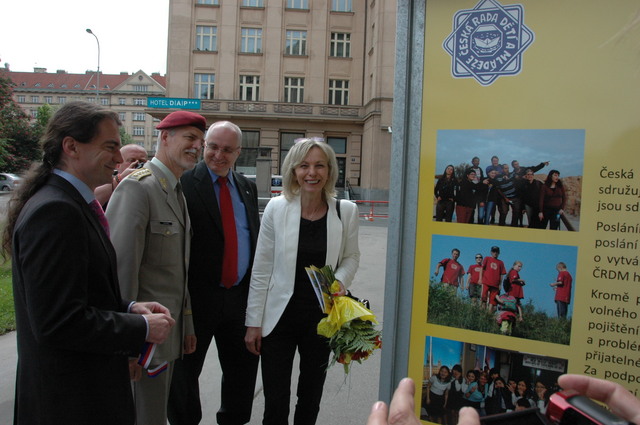 Náčelník GŠ AČR provází hosty výstavou