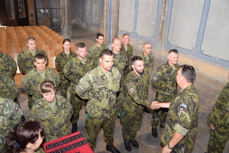 Velitel praporu podplukovník Tibor Budík blahopřeje povýšeným