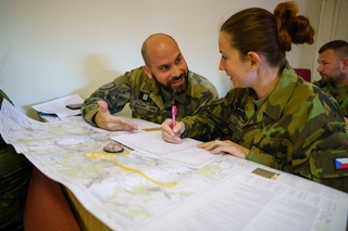  Vojáci z družstva chemického a radiačního průzkumu analyzují situaci  