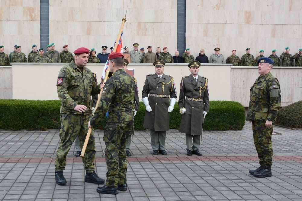  brig.gen. Rebilas přebírá prapor VeV-VA z rukou NGŠ AČR