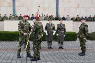  brig.gen. Rebilas přebírá prapor VeV-VA z rukou NGŠ AČR