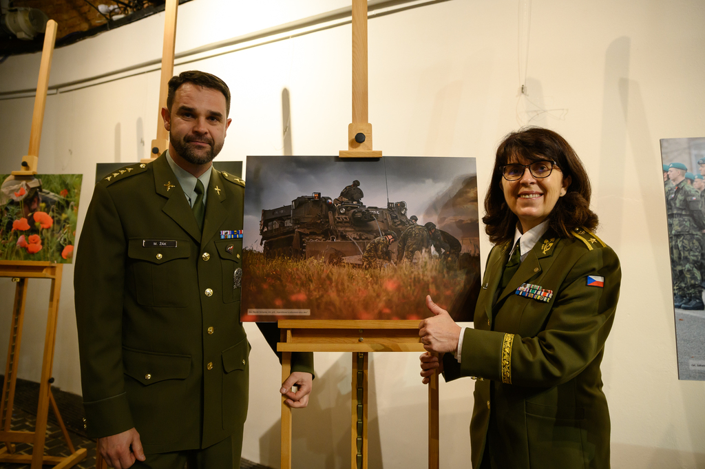 Cenu za vítěznou fotografii převzal za desátníka Reitspiese jeho velitel roty kapitán Žák