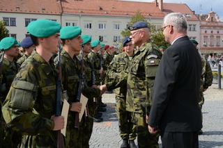  Generálmajor Alan předává dekrety absolventům za přítomnosti senátora Ivo Bárka