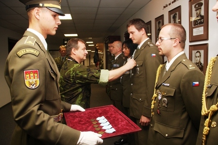 Ocenění polního chirurgického týmu a příslušníka mise OSN UNAMA