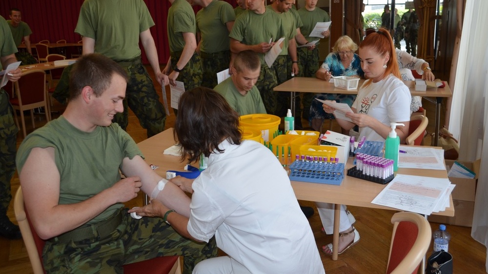 Za tři roky už vojáci ze základní přípravy ve Vyškově zachránili darováním kostní dřeně více než deset životů