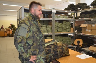  Postupná přeměna civilisty ve vojáka začíná uniformou