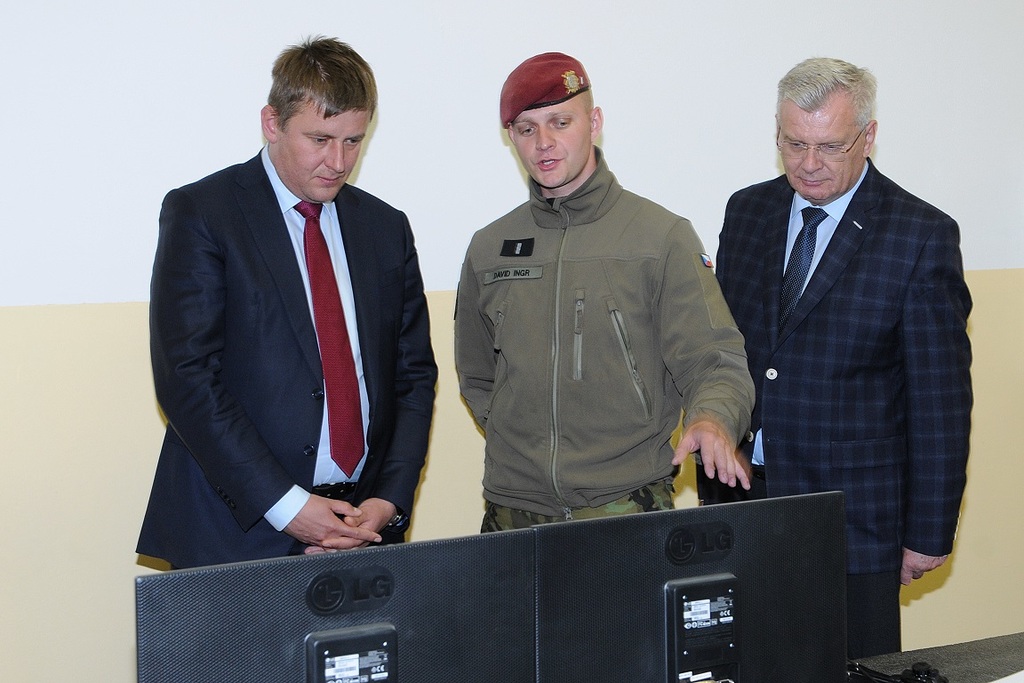  Příslušník simulačního centra vysvětluje fungování simulátoru