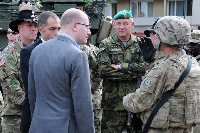 Setkání premiéra s příslušníky US konvoje doprovázel velitel posádky Vyškov a VeV-VA plk. Josef Kopecký