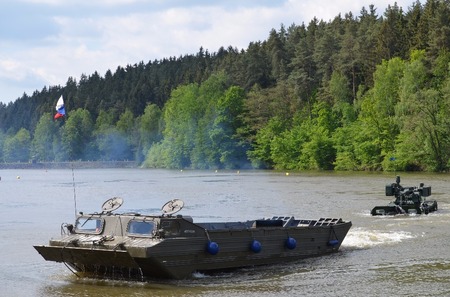 Vyproštění vozidla KBVP Pandur pomocí PTS-10