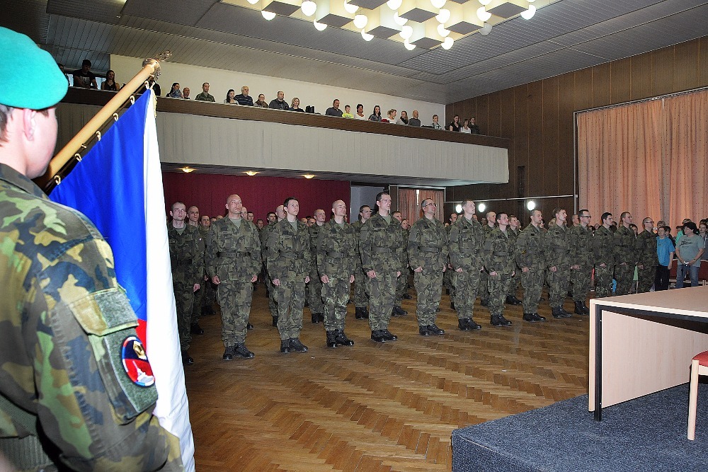  Význam vojenské přísahy podtrhla státní hymna