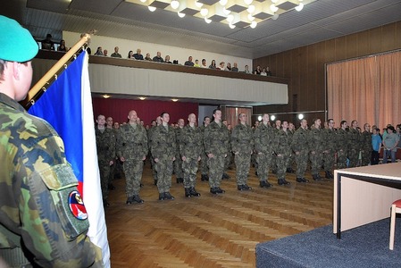  Význam vojenské přísahy podtrhla státní hymna
