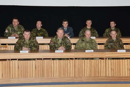 Zástupci Odboru přípravy do zahraničních operací a speciální přípravy a hosté přihlíží slavnostnímu aktu