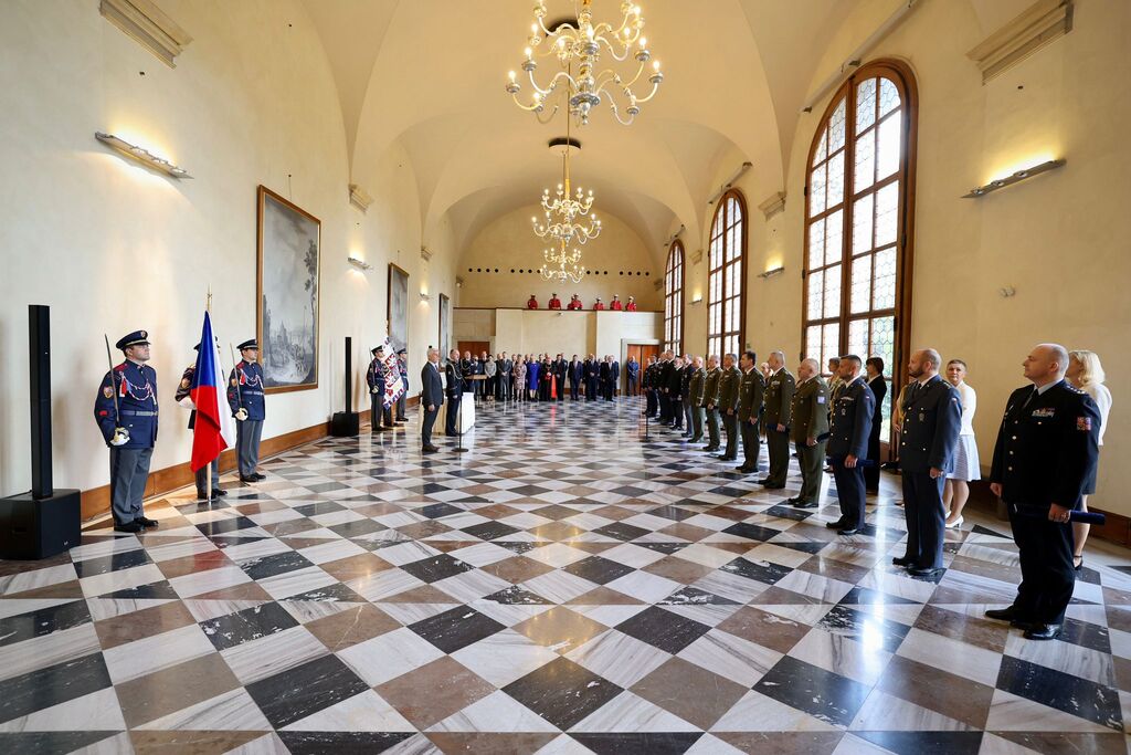 Prezident republiky jmenoval šest nových generálů, dva povýšil do vyšší generálské hodnosti