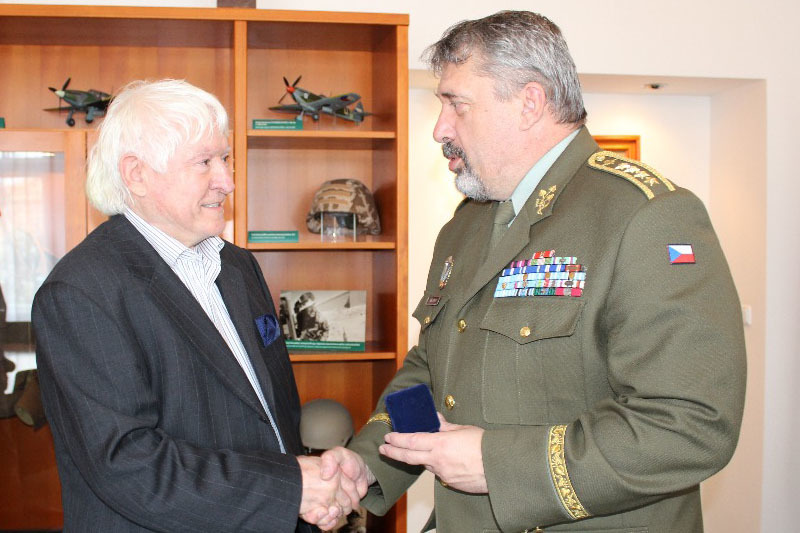 Armádní generál Aleš Opata ocenil Pavla Vavryse pamětní mincí